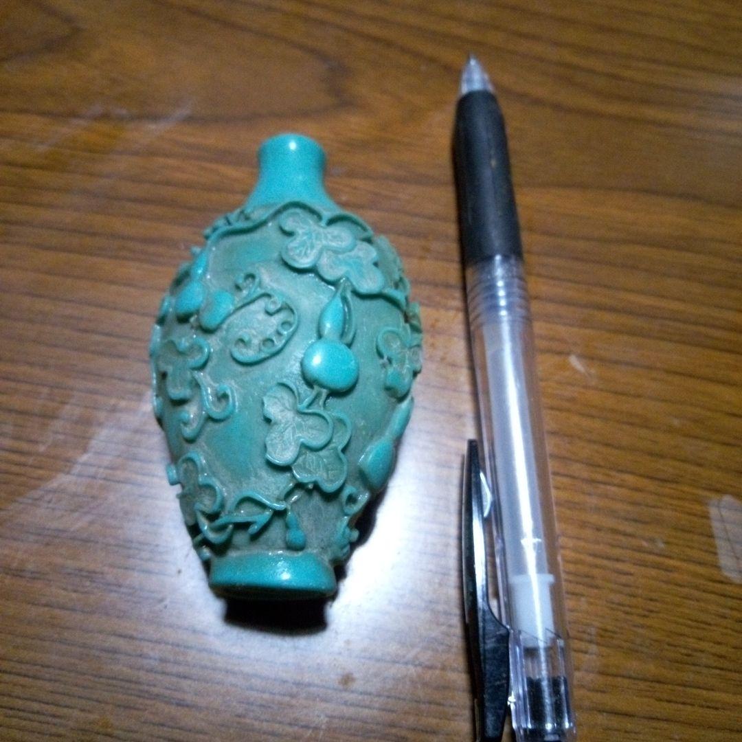 鼻煙壺　ターコイズ色の浮彫り陶器