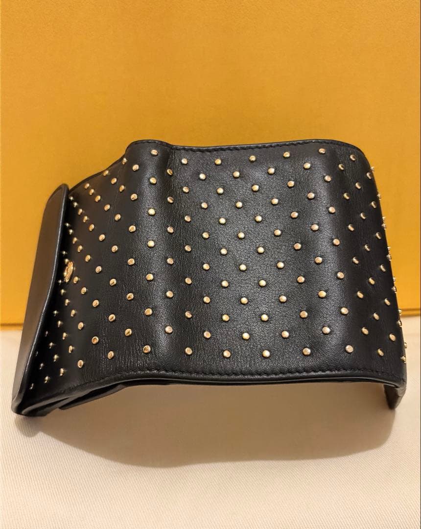 ほぼ新品 PRADA スタッズドレザー　2025春 三つ折り財布　正規品