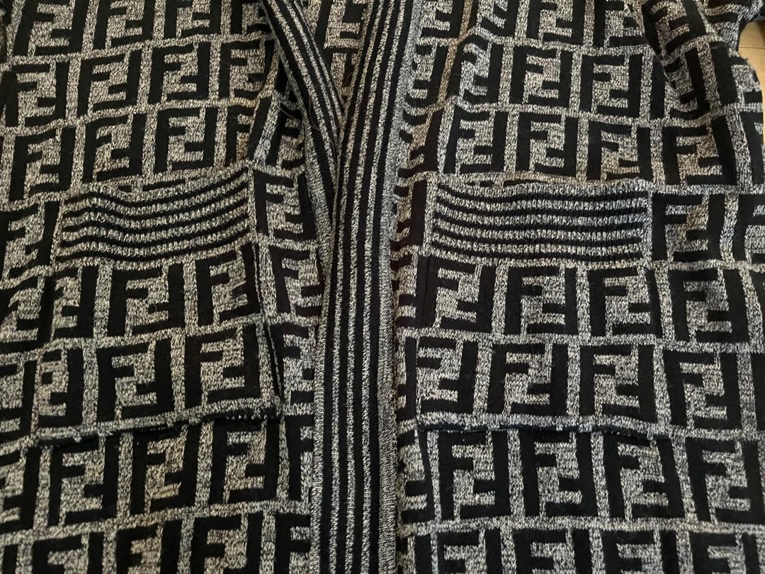 FENDI ロゴ　フード付きニットカーディガン　グレー黒