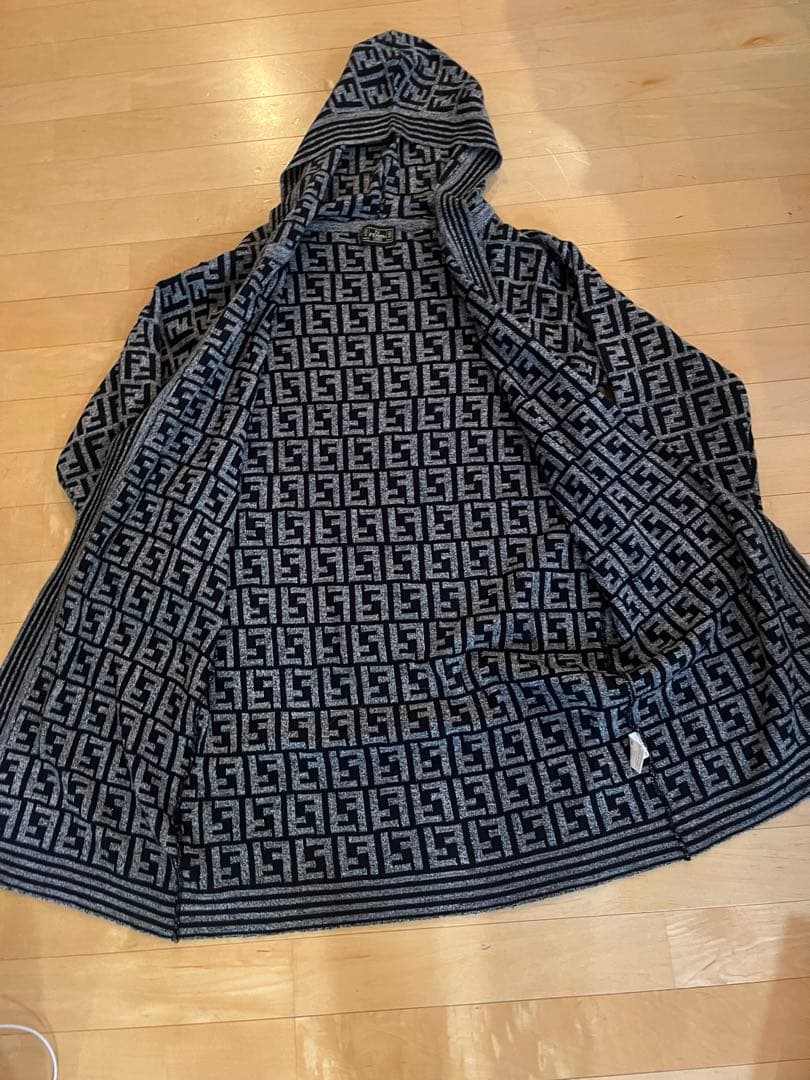FENDI ロゴ　フード付きニットカーディガン　グレー黒