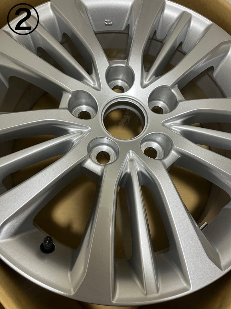トヨタ　ノア純正16インチ　アルミホイール　センターキャップ　ナット付