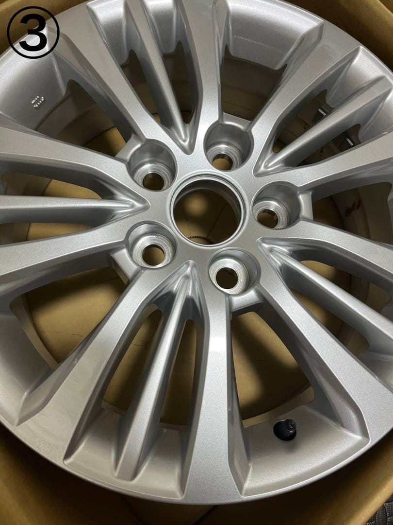 トヨタ　ノア純正16インチ　アルミホイール　センターキャップ　ナット付