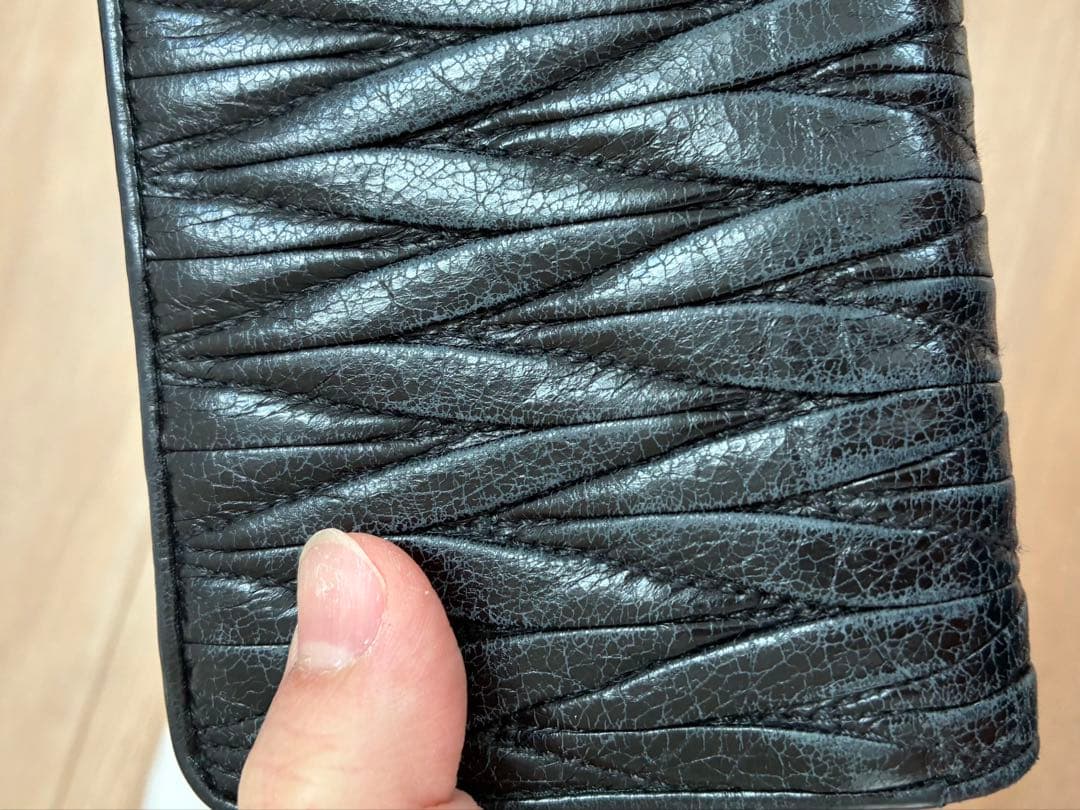 MIU MIU 財布　ブラック　マテラッセ　折り財布　ミュウミュウ　黒