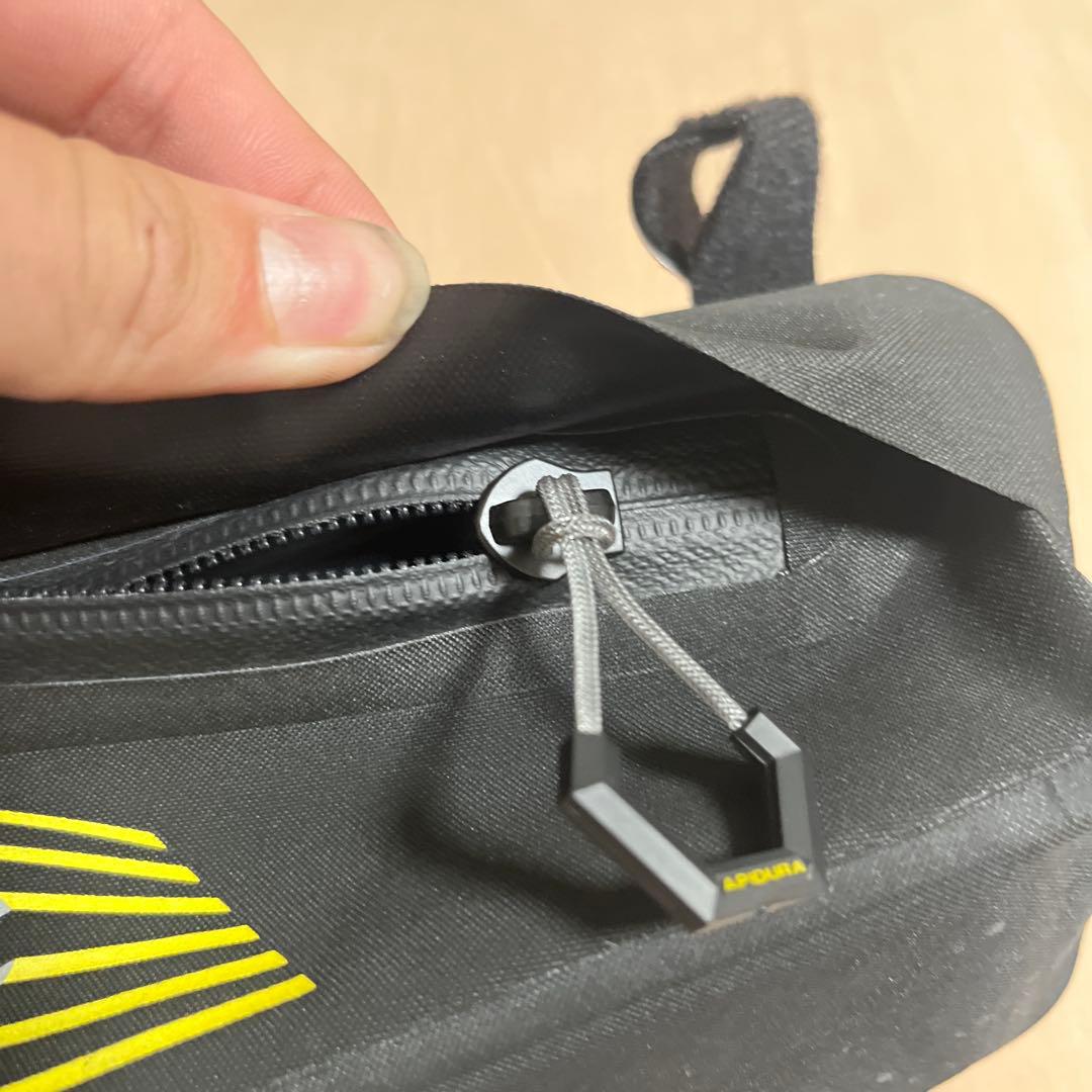 APIDURA 防水スリムバッグ