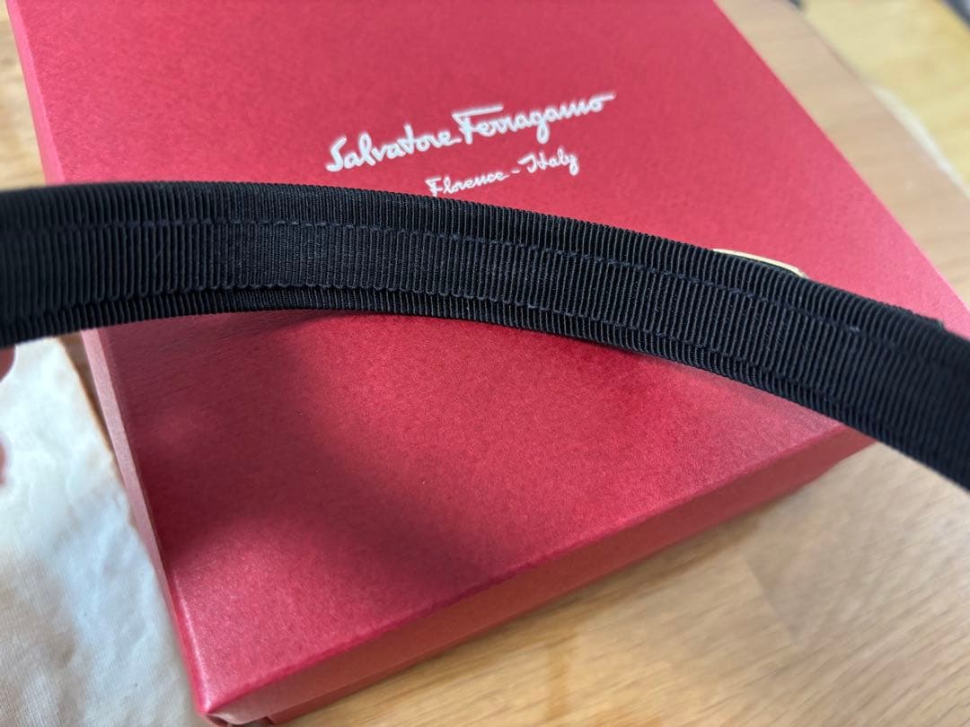 【最終値下げ】Salvatore Ferragamo カチューシャ　黒×ゴールド