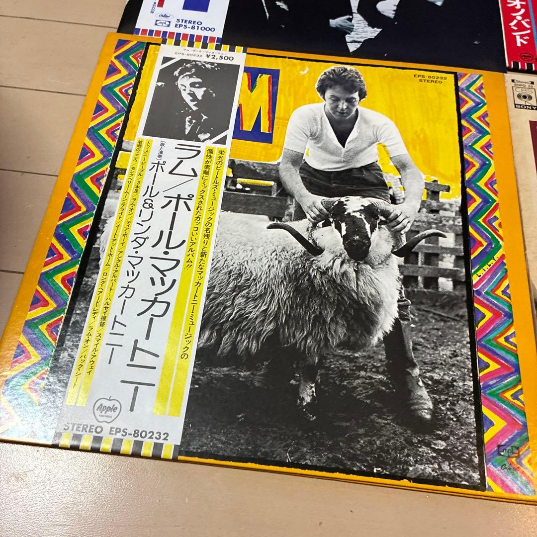 ビートルズの11枚のレコードと別のレコード一枚のセット