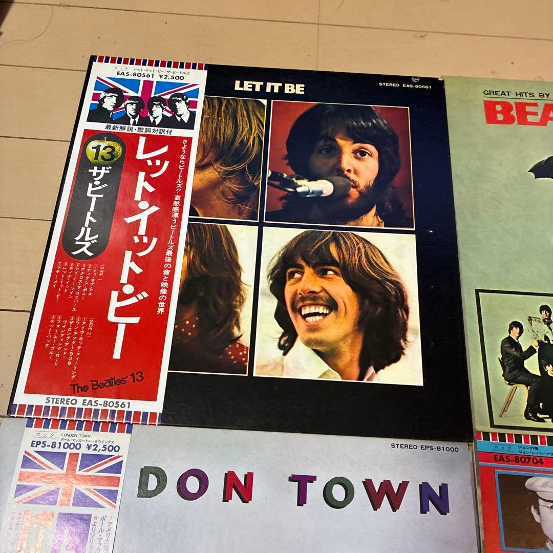 ビートルズの11枚のレコードと別のレコード一枚のセット