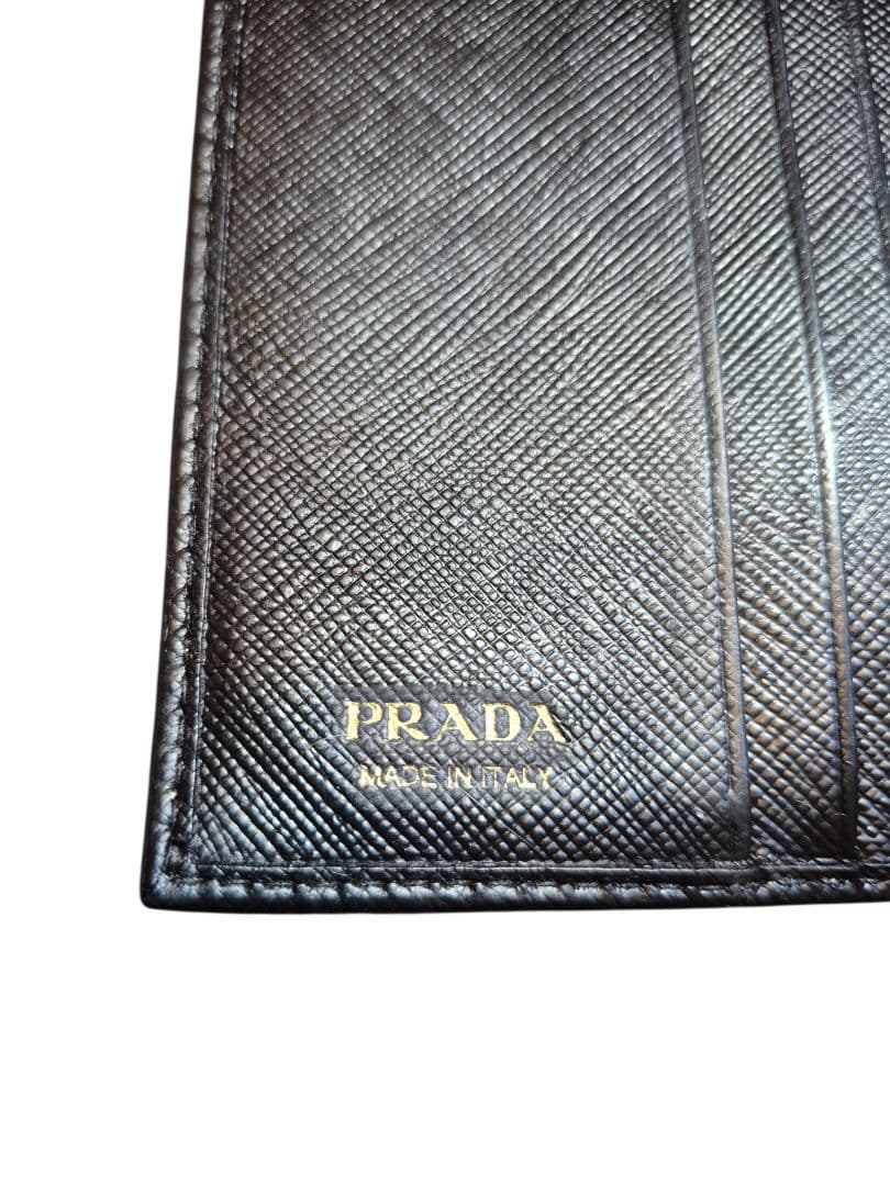 ＰＲＡＤＡ　プラダ　サフィアーノ　二つ折り財布　ブラック革 　　ｘ