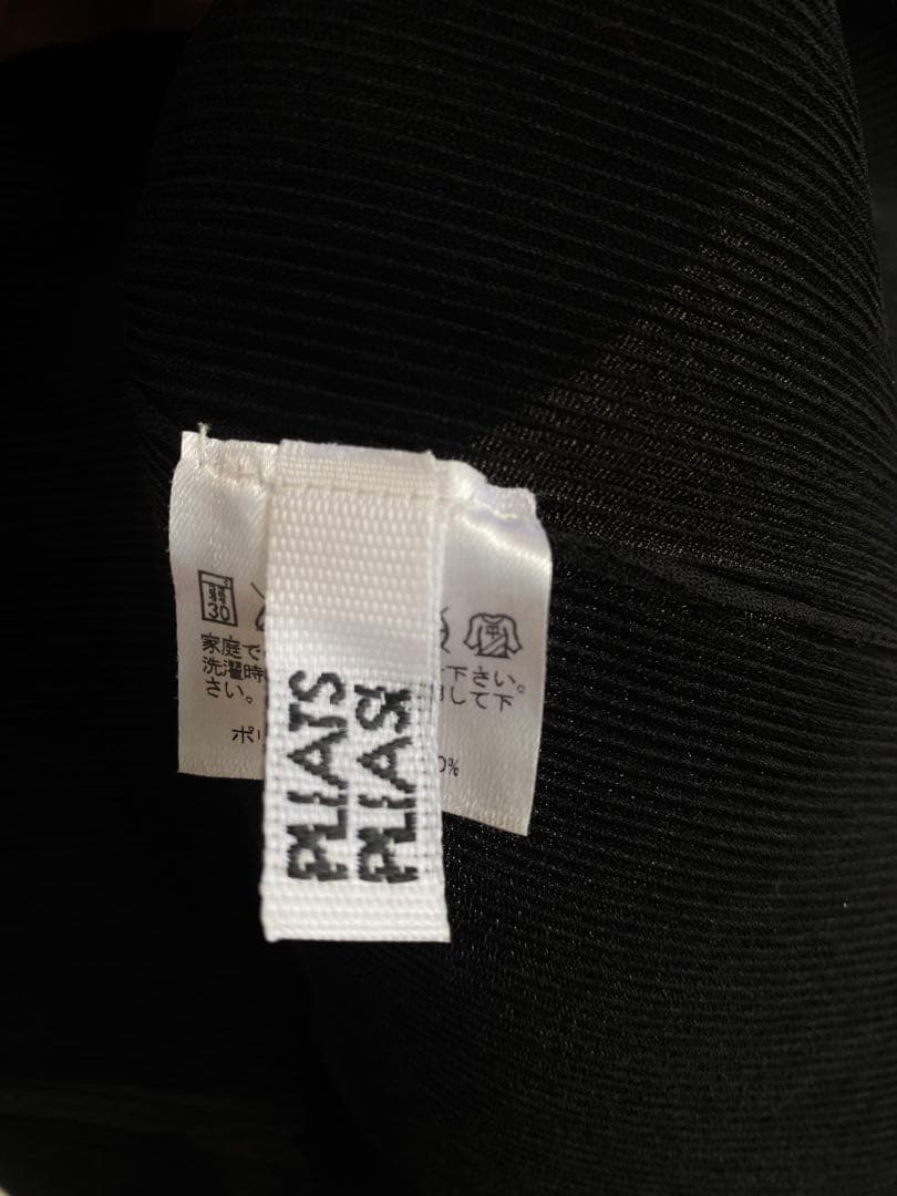 PLEATS PLEASE ブラック Vネック 半袖 トップス