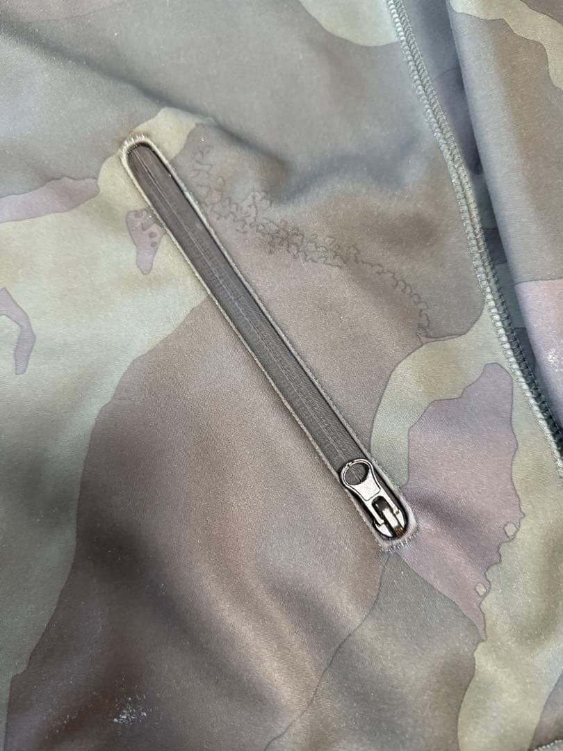 ⭐️超美品⭐️BURTON 防水パーカー 迷彩柄 スノーボードウエア 裏起毛 XL