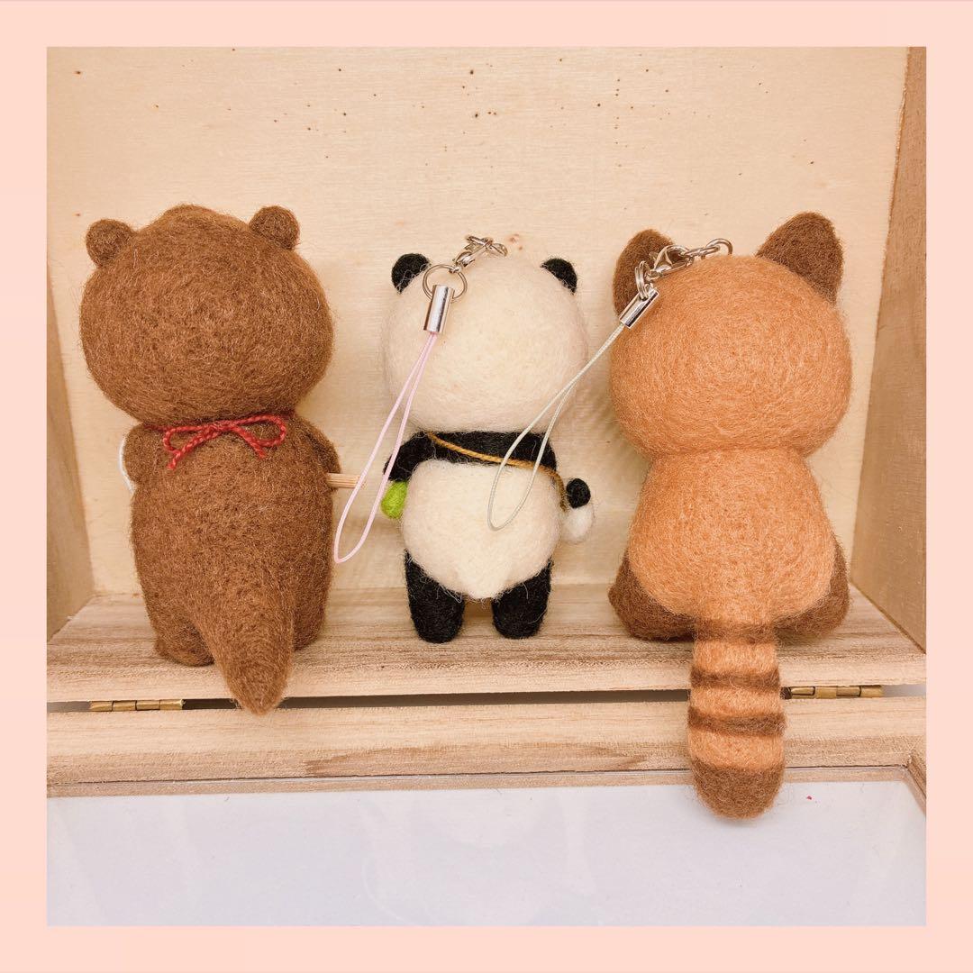 羊毛フェルト　猫パンダの郵便屋さん。　ストラップ付き