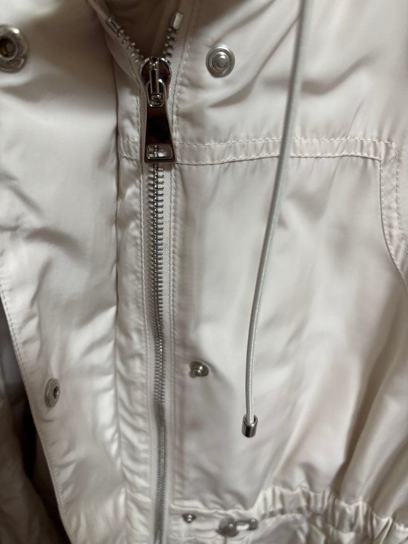 MONCLER フード付きホワイトジャケット