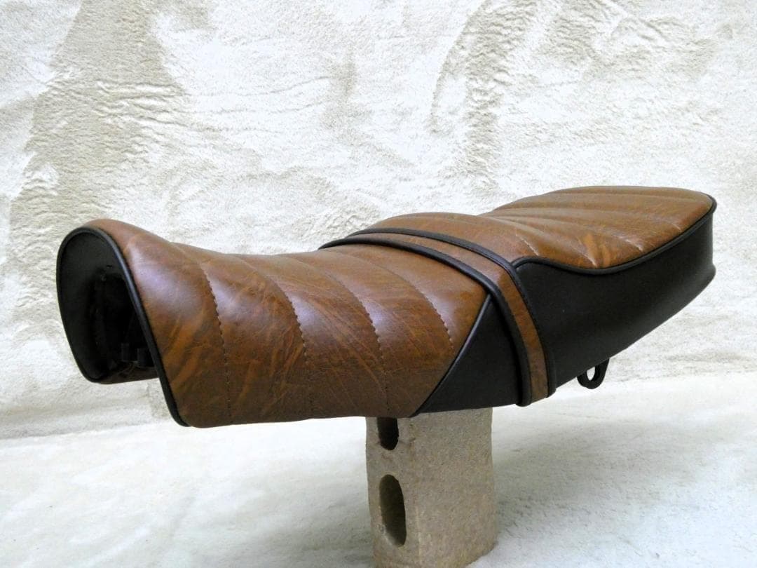 エイプ５０　タックロールシート 茶ツートン　/あんこ抜き キャブ車 完成品