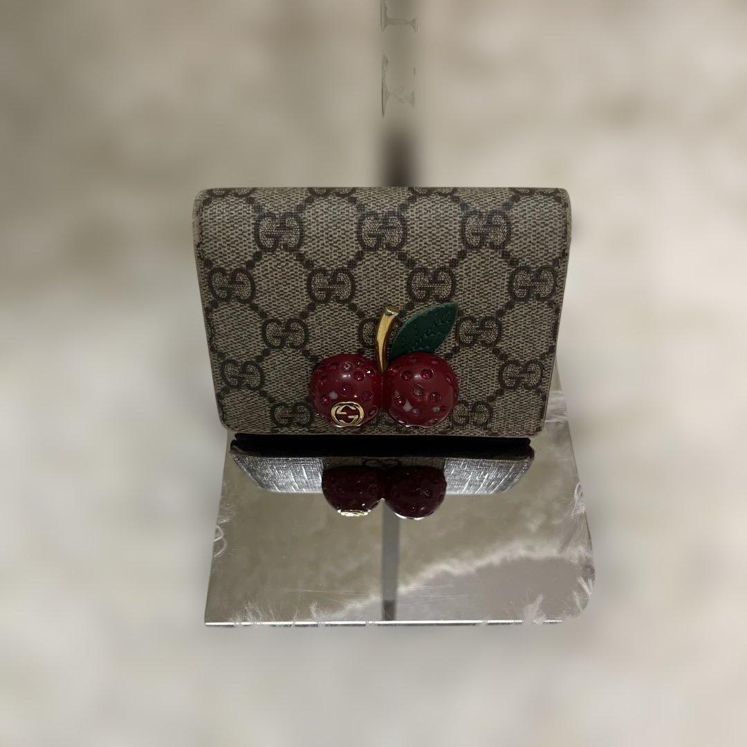 Gucci グッチ　チェリー装飾 二つ折り財布　ベージュ