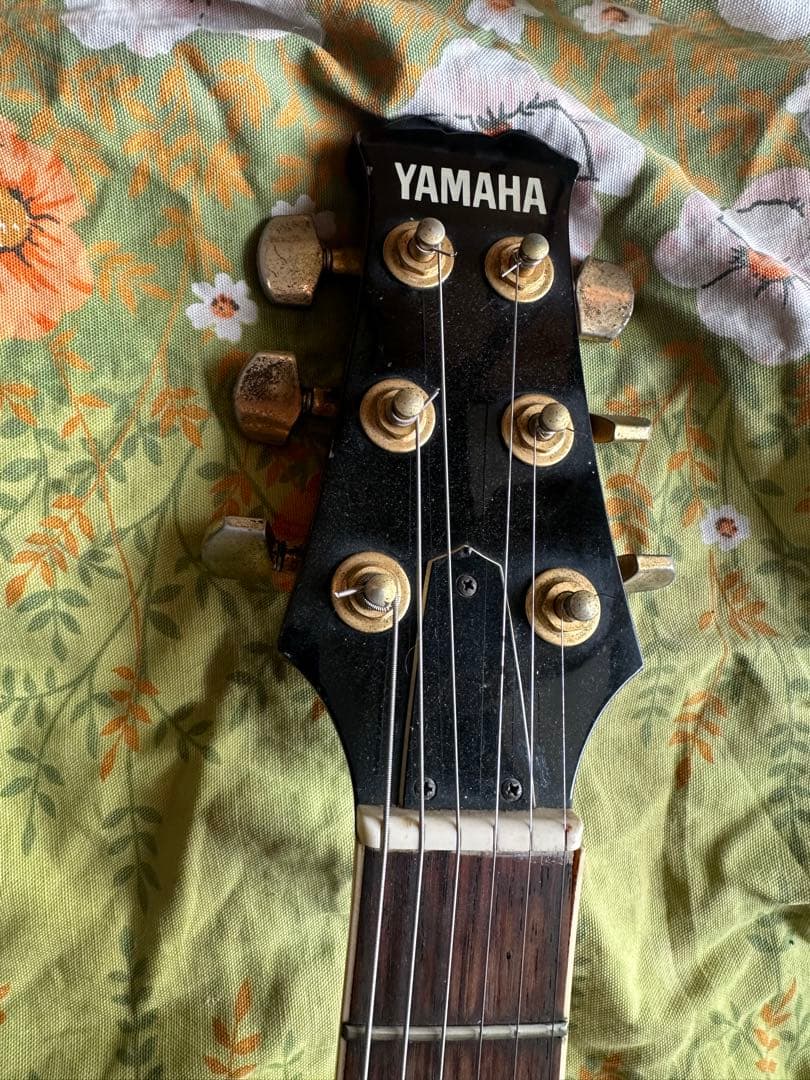 Yamaha製のセミアコースティックギター、レッドカラー