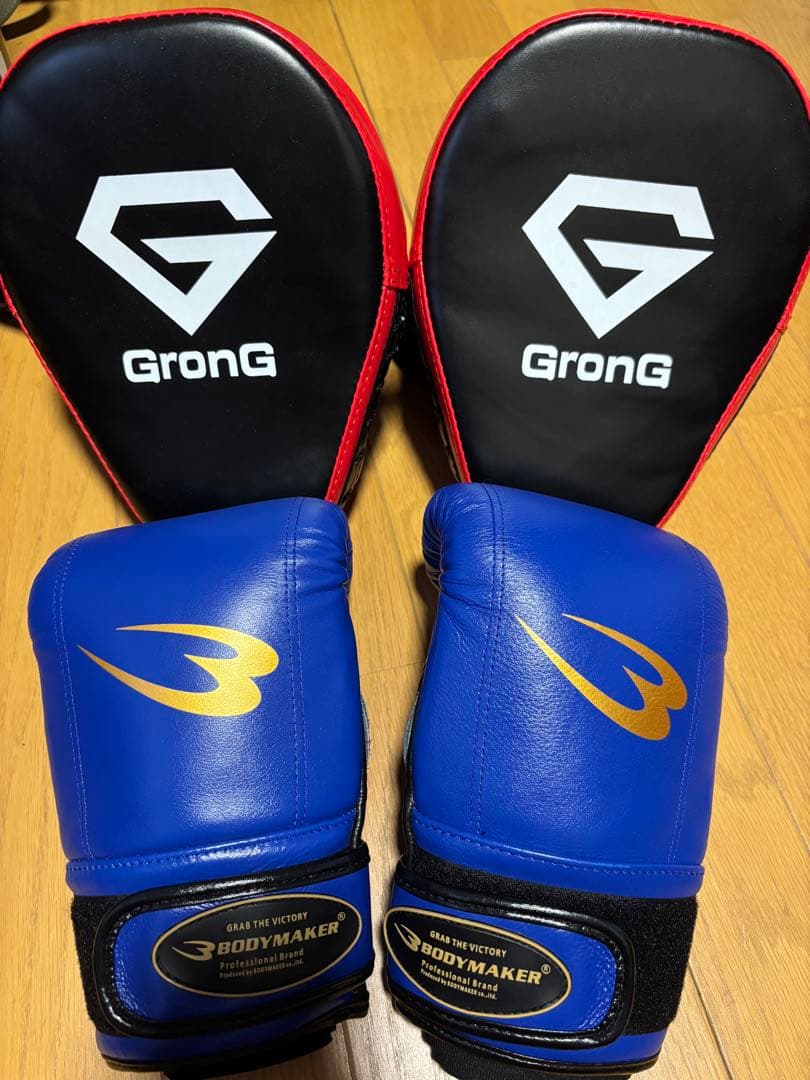 期間限定値下げ【VENUM Giant】本革ボクシンググローブ 8oz オマケ付