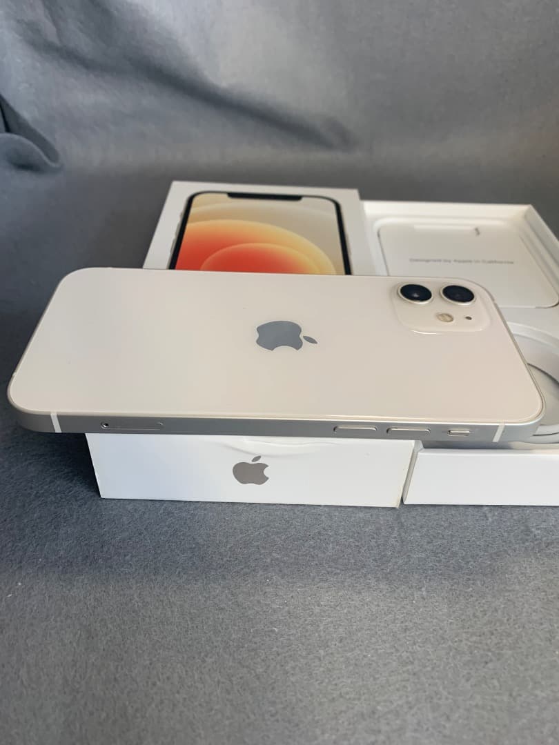 超美品　国内版　SIMフリー　iPhone12 64GB ホワイト色