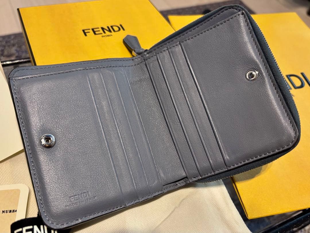 FENDI くすみブルー 二つ折り財布