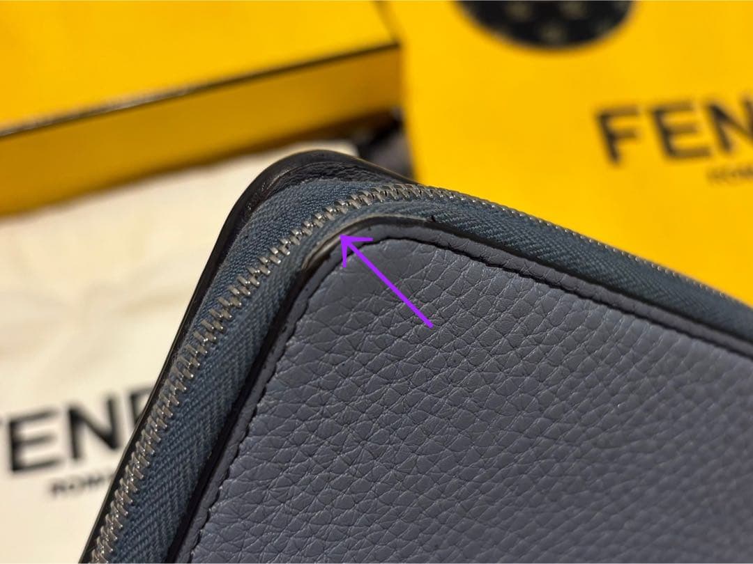 FENDI くすみブルー 二つ折り財布