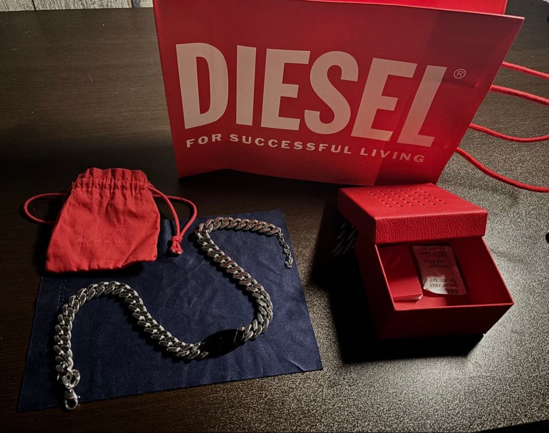 DIESEL ステンレススティール製チョーカーネックレスロブスタークラスプ付き。
