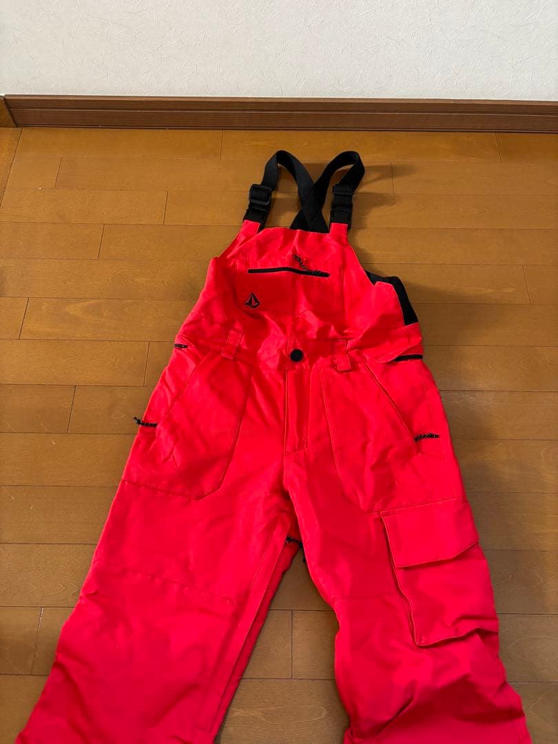 再値下げ‼️VOLCOMキッズスノーボードウェア上下セット　Sサイズ中古品