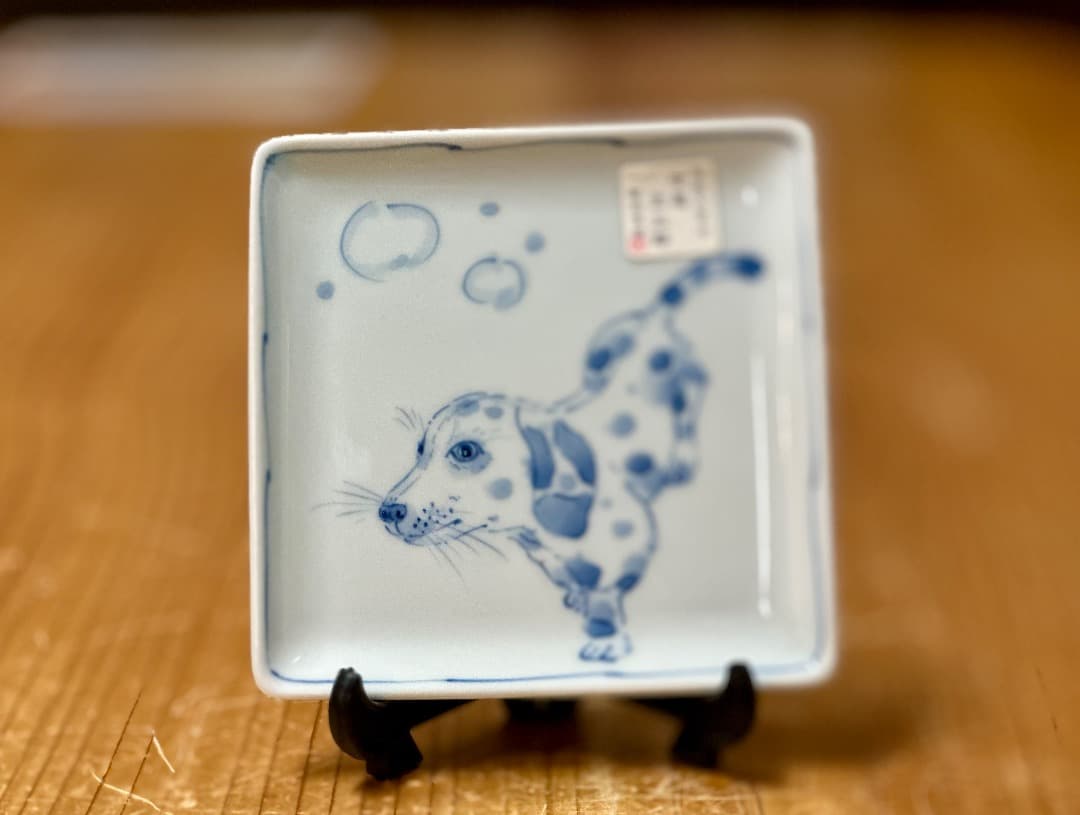 新品　有田焼　ダルメシアン　染付　絵皿　小皿　中尾正三郎作　犬　皿立て付