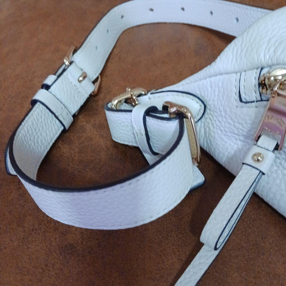 美品　COACH ホワイトレザーボディバッグ