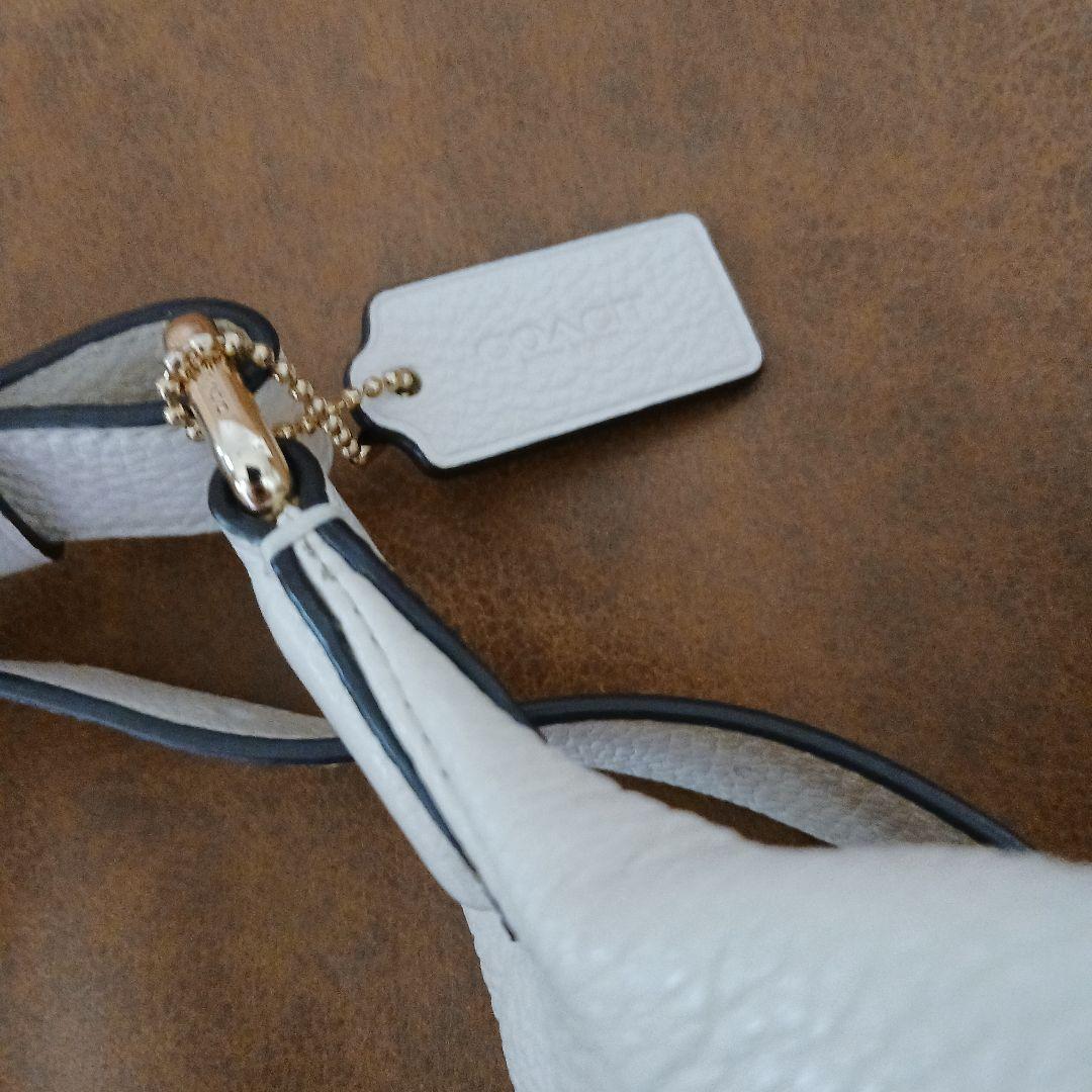 美品　COACH ホワイトレザーボディバッグ
