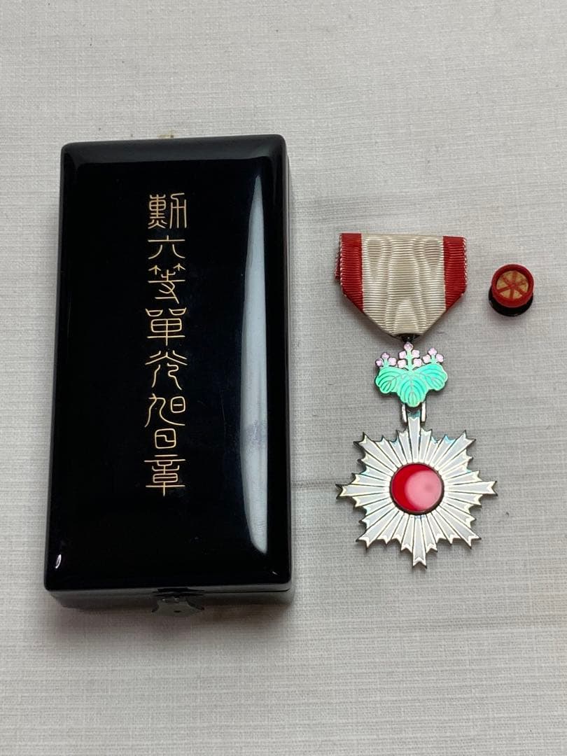 勲六等単光旭日章　日本軍　勲章　徽章　純銀