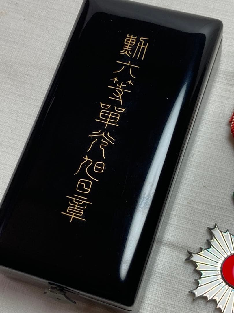 勲六等単光旭日章　日本軍　勲章　徽章　純銀