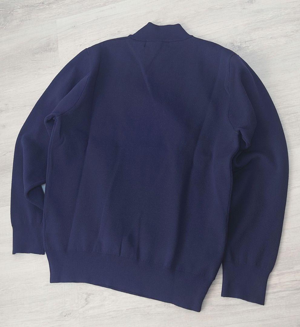 新品XLサイズ 刺繍ロゴ 軽量モックネックニット リュクスエイケイエムプラス