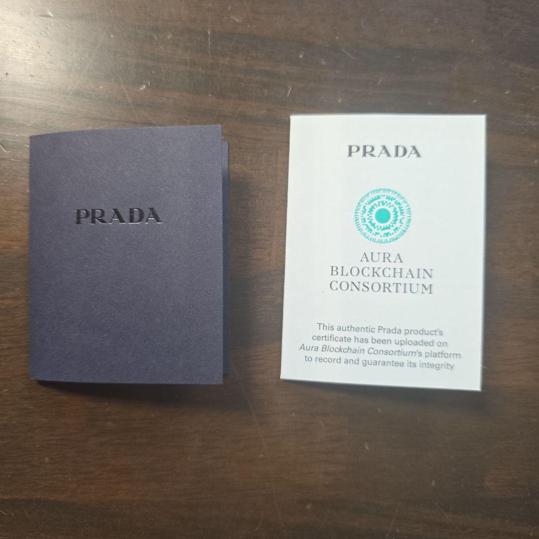 PRADA グリーンレザー三つ折り財布