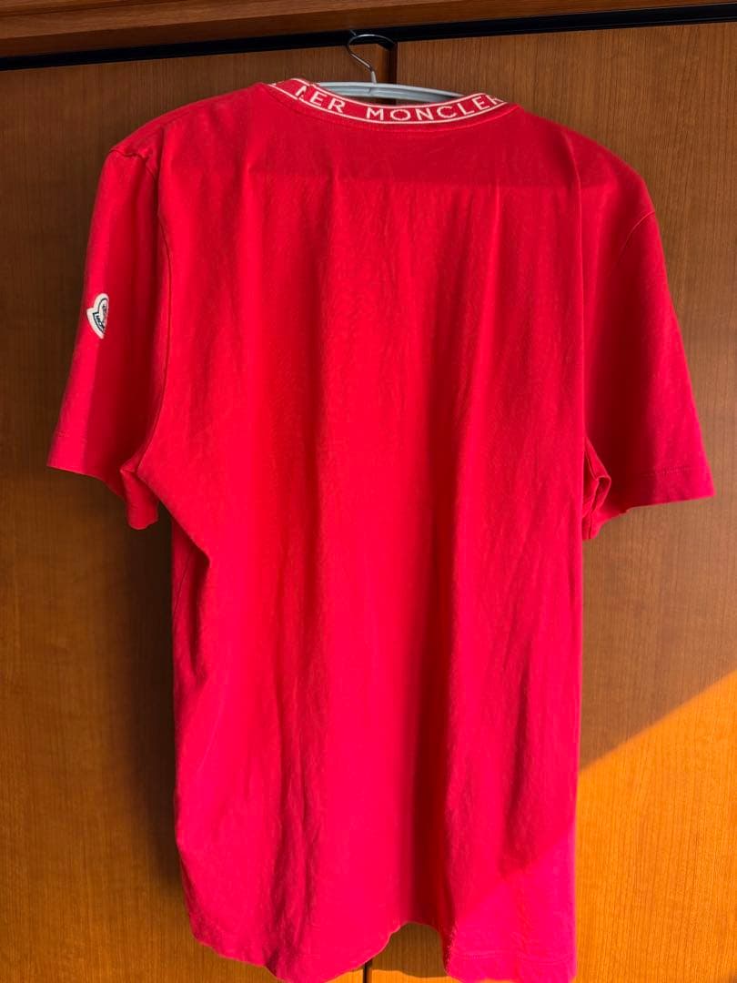 MONCLER 赤 Tシャツ ロゴ刺繍