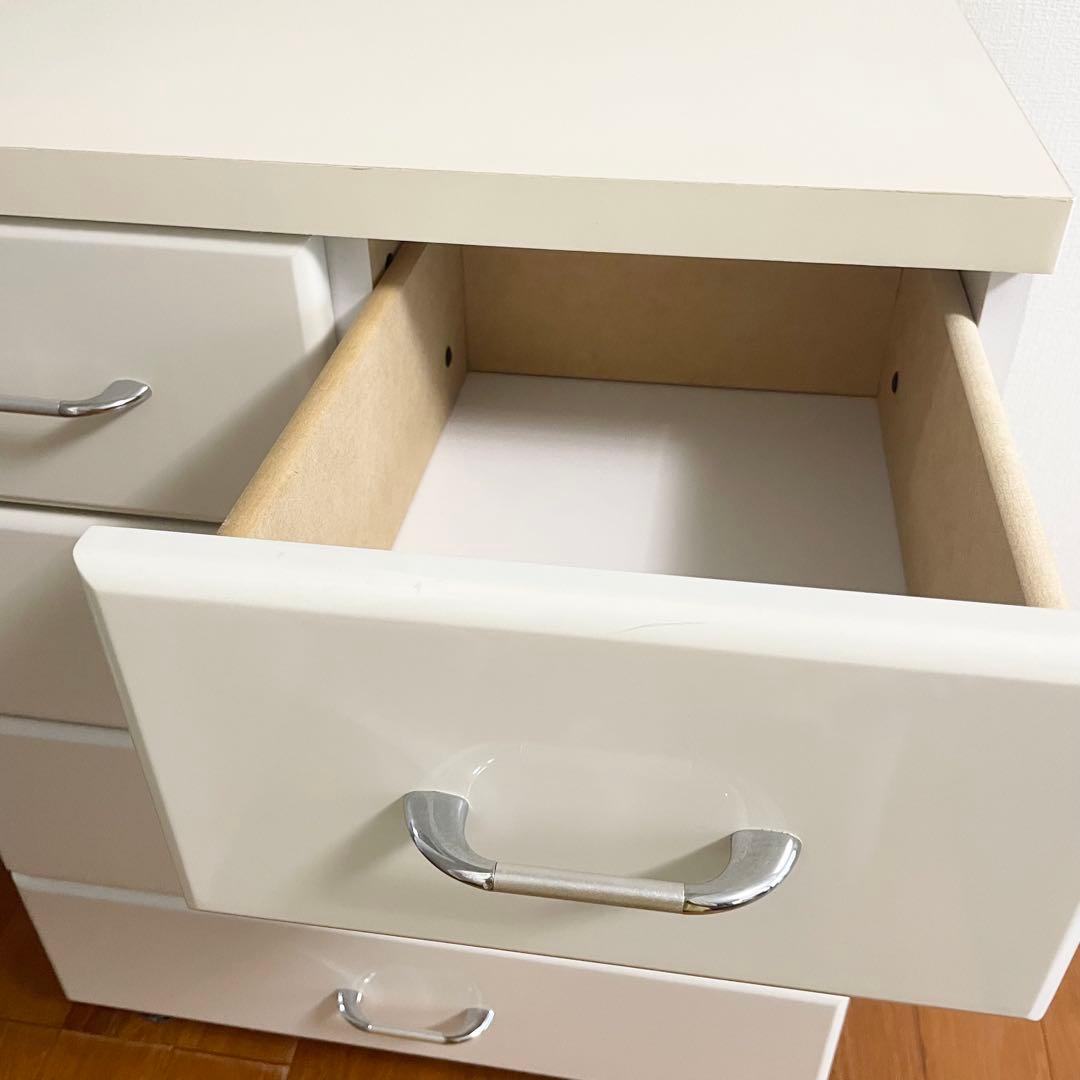 脚付きホワイトチェスト 4段収納 シンプル家具 幅59cm【送料込・たのメル便】