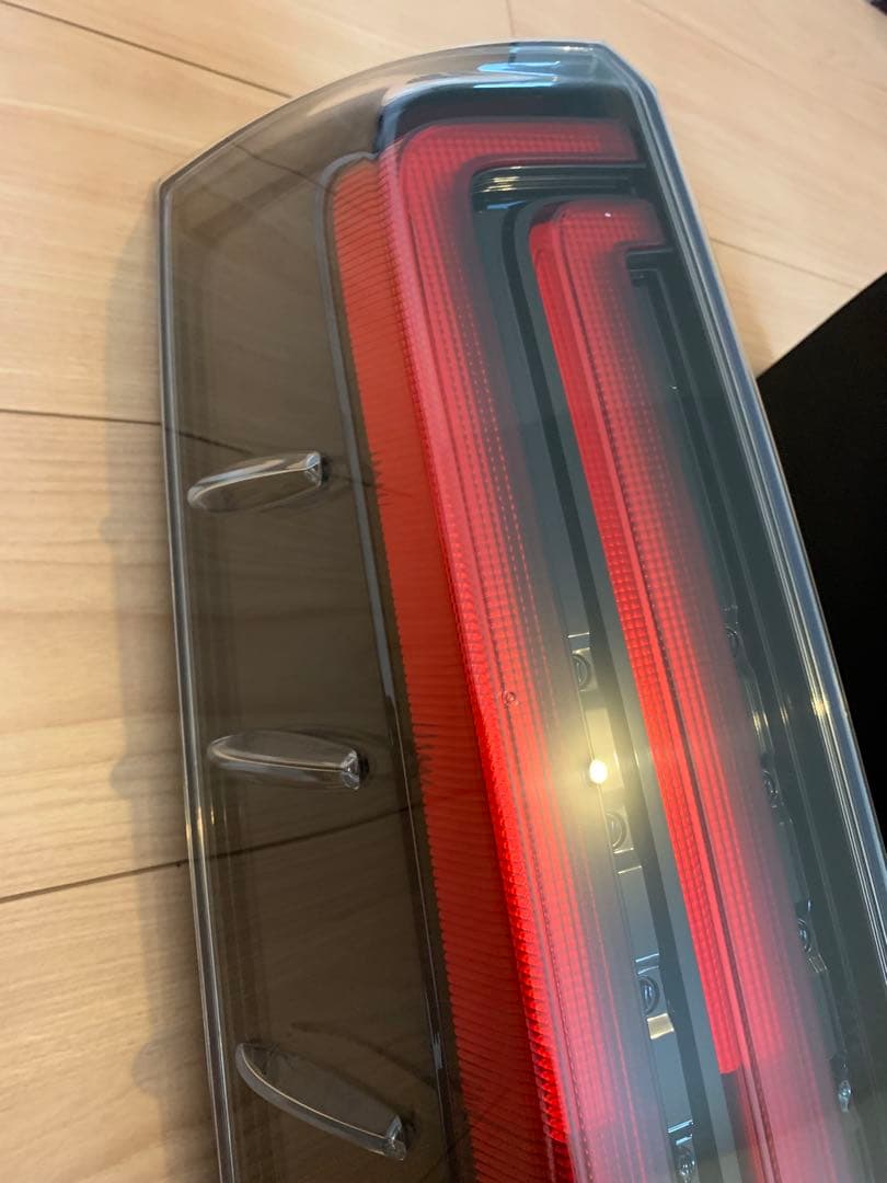 ノア 80 ZWR80W 純正LEDテールランプ 左右セット美品