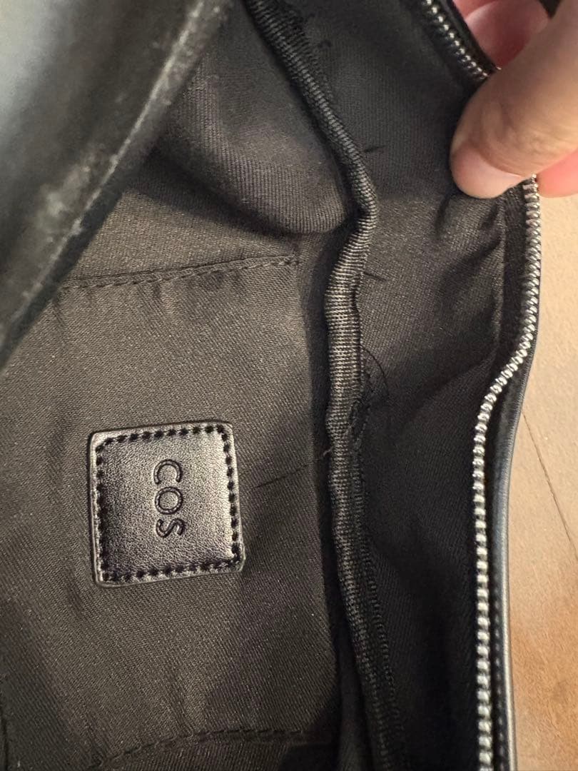 COS ブラック クロスボディバッグ　レザー
