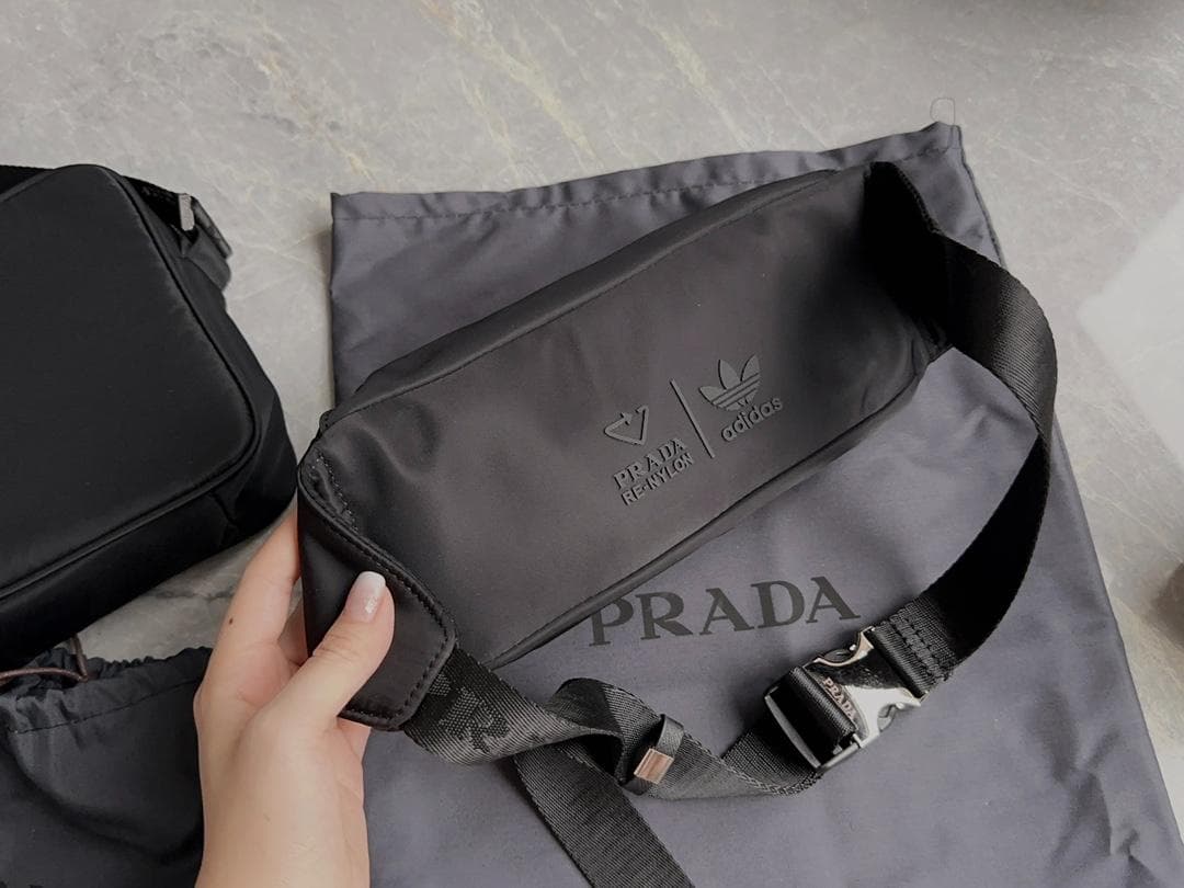 PradaとAdidasブラック-ボディバッグ-ストライプ