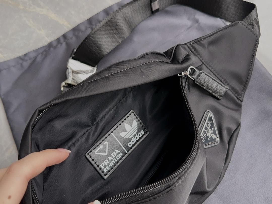 PradaとAdidasブラック-ボディバッグ-ストライプ