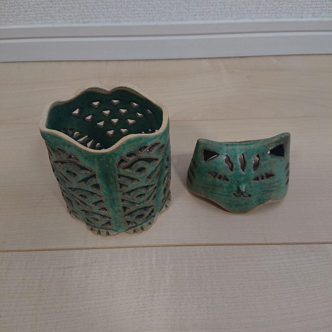 猫の形の陶器製置物　透かし彫り