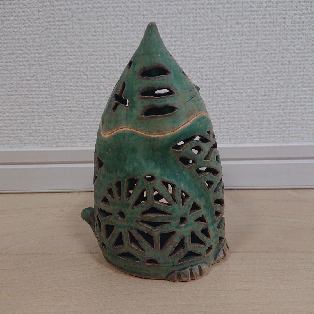 猫の形の陶器製置物　透かし彫り
