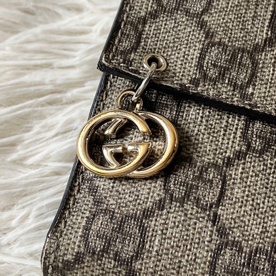 美品✨GUCCI グッチ　GGスプリーム　二つ折り財布　GGチャーム　ベージュ