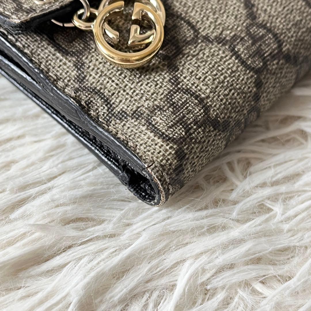 美品✨GUCCI グッチ　GGスプリーム　二つ折り財布　GGチャーム　ベージュ