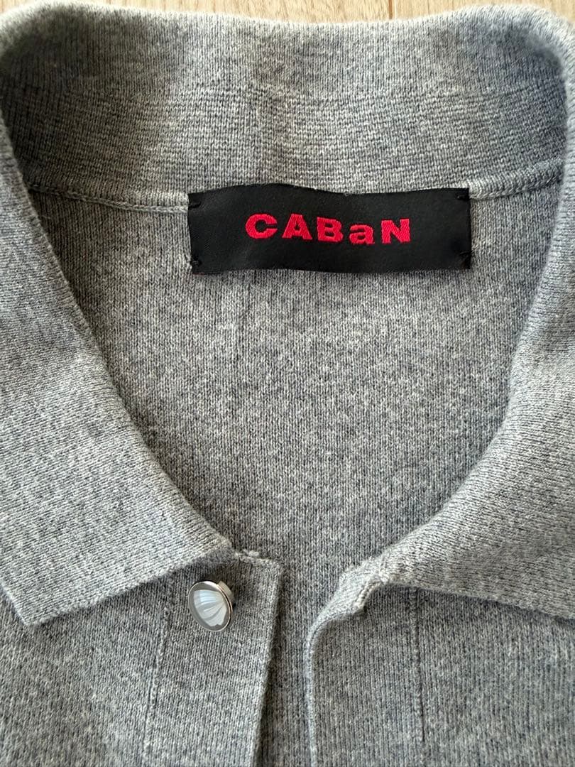 CABaN コットンカシミヤ パールロゴポロカーディガン グレー
