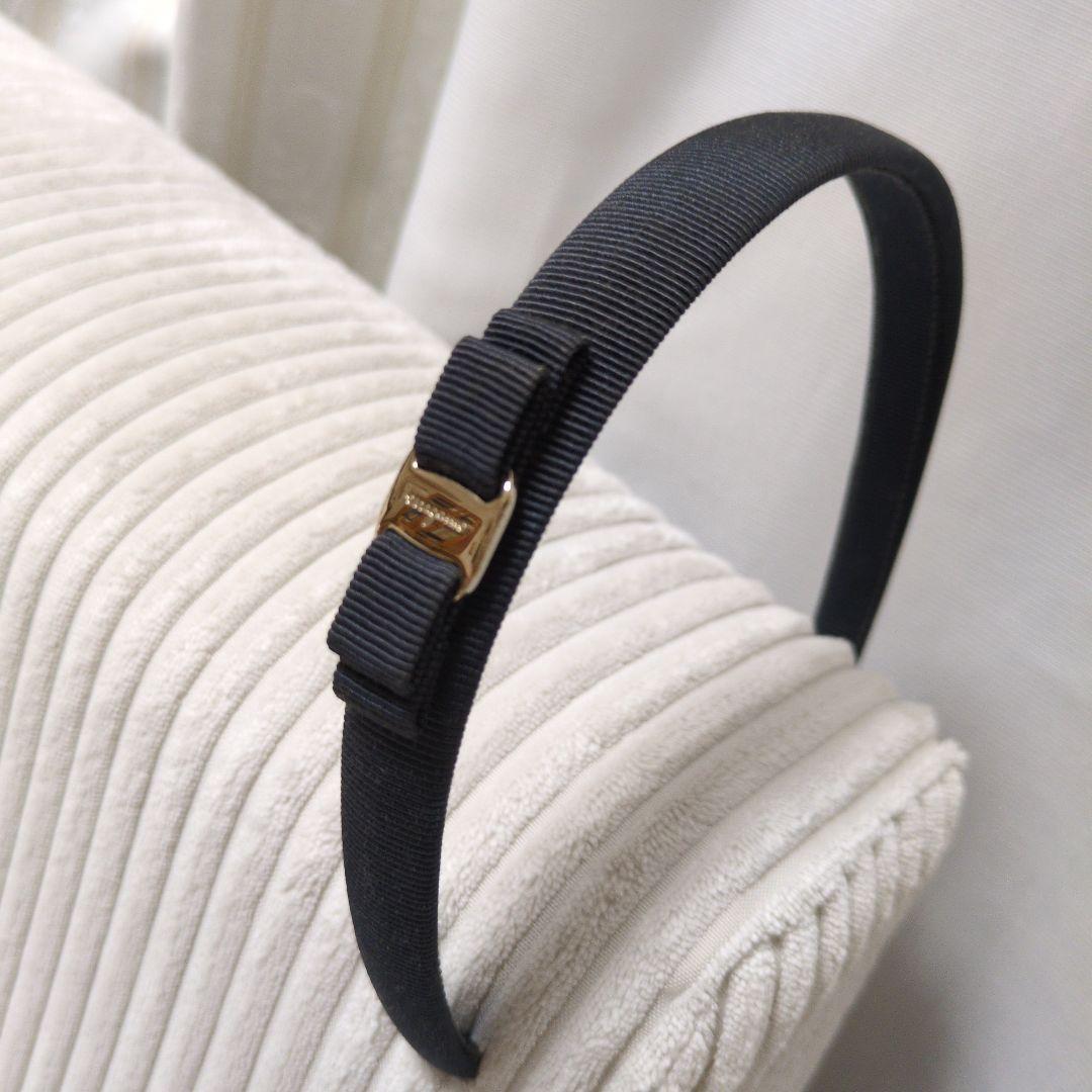 ferragamo ヴァラ ネイビーカチューシャ
