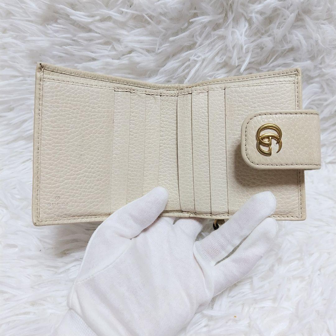 レア美品✨グッチ◇マーモントタブ二つ折り財布　シボ革ゴールド金具アイボリー