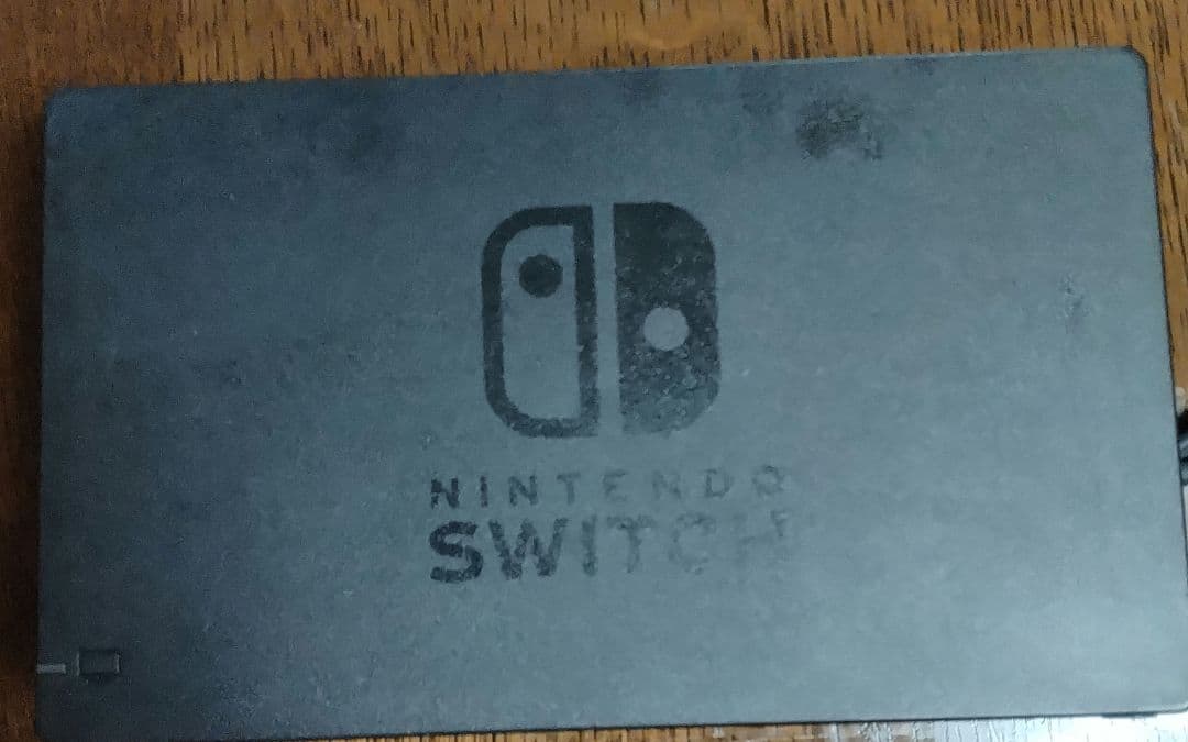 Nintendo Switch 本体と充電器（コントローラー無し）