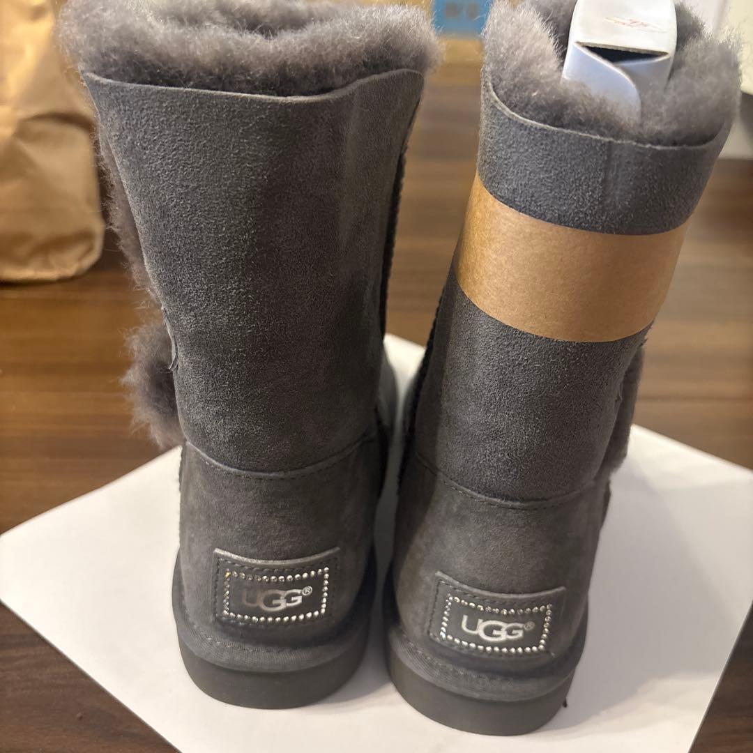 値下げ！新品未使用　UGG グレー ムートンブーツ ボタン付き