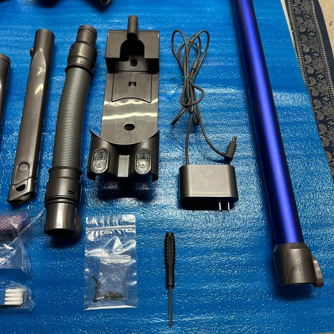 Dyson V6 fluffy 　本体　付属品　充電器　あり　バッテリー無し
