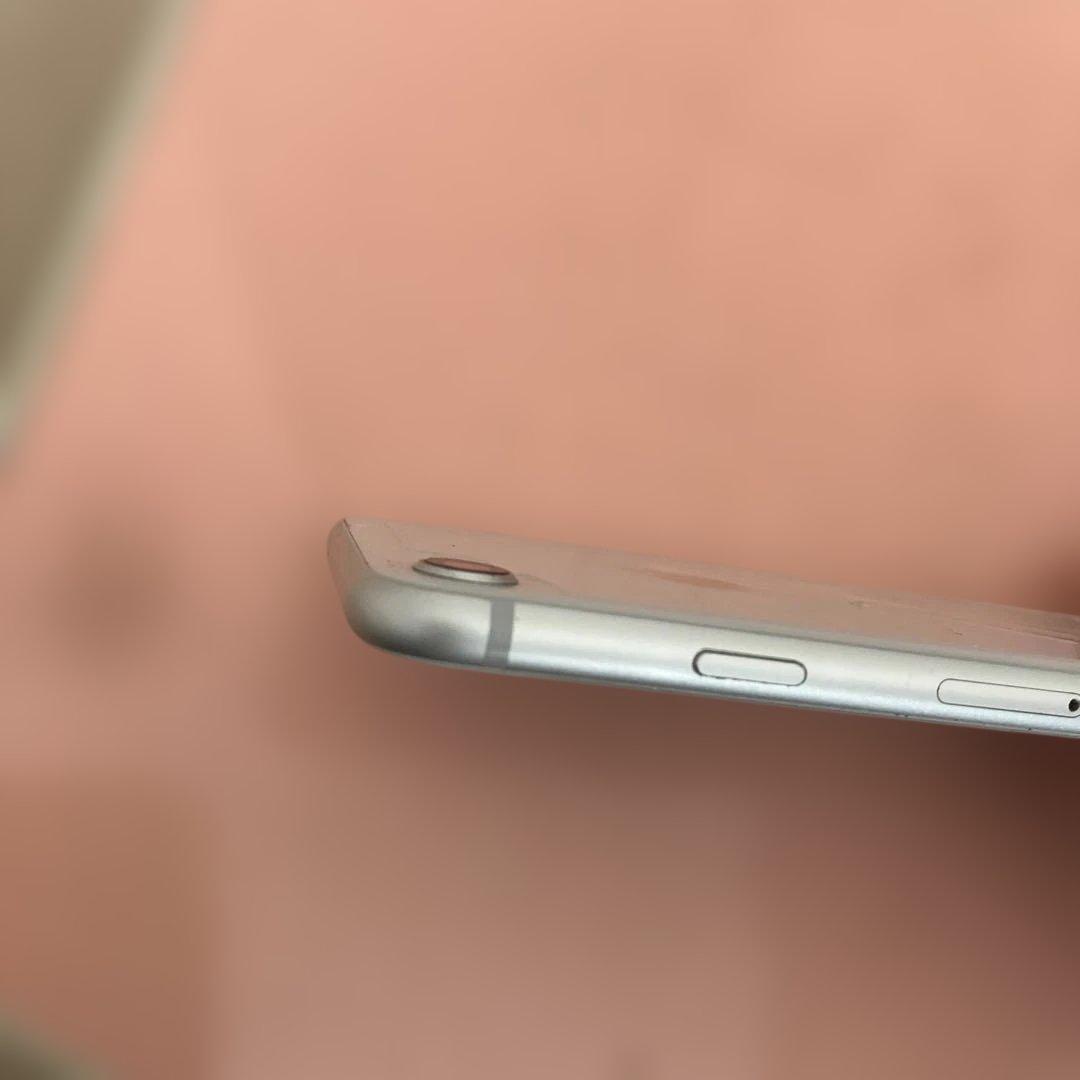 Apple iPhone 8 (16.7.11) 背面傷あり