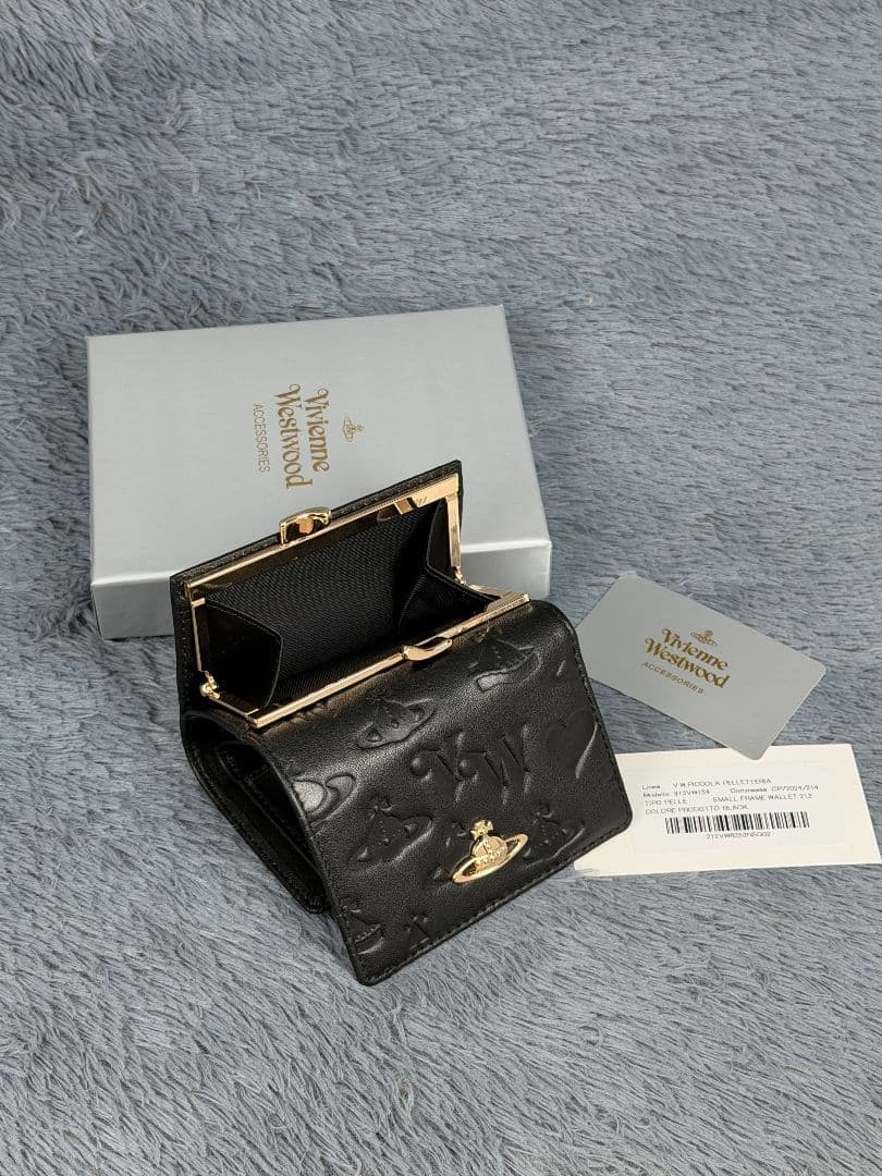 Vivienne Westwoodブラック エンボス加工 三つ折り財布